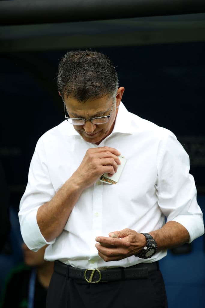 Ese elemento lo llevó a su pecho como en una especie de ritual, como si tuviera un valor sentimental para él.