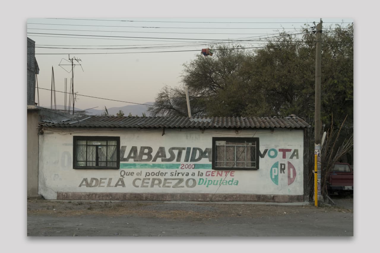El colectivo mexicano Tercerunquinto expone la
<b> '</b>
<i>Restauración de una pintura mural' </i>,
<b> </b>una obra en proceso que explora el legado artístico del muralismo en ese país con los murales de campaña de los partidos políticos de México.