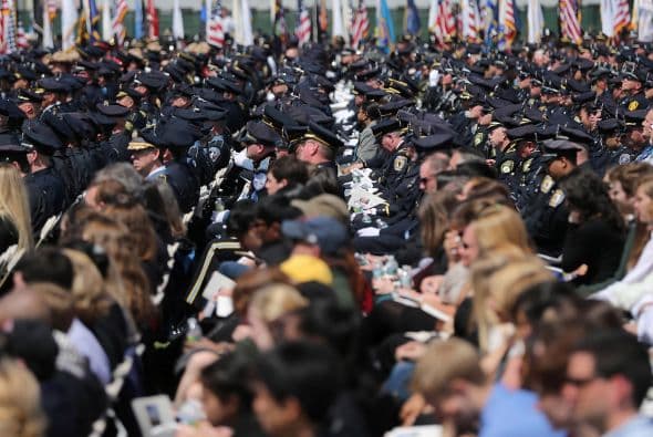 Alrededor de 10 mil personas se congregaron en el Massachusetts Institute of Technology (MIT) para homenajear a Sean Collier, el policía presuntamente asesinado por los sospechosos del atentado de Boston.