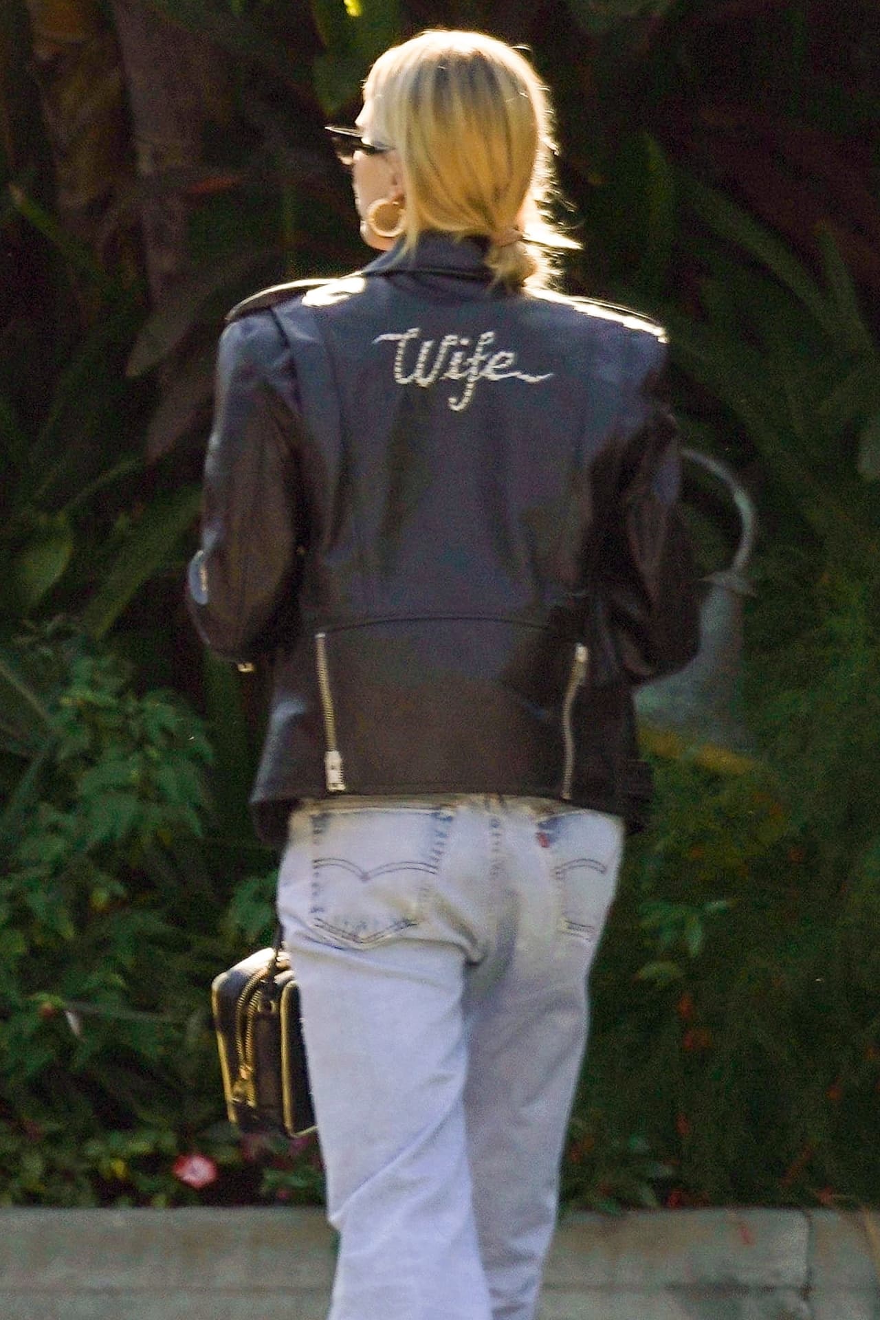 En esa salida, Baldwin usó una chaqueta con la leyenda de 
<b><a href="https://www.univision.com/famosos/la-boda-religiosa-de-justin-bieber-y-hailey-baldwin-promete-ser-un-cuento-de-hadas-fotos" target="_blank">'esposa'</a></b>. Esa prenda también la lució durante la fiesta de su boda.