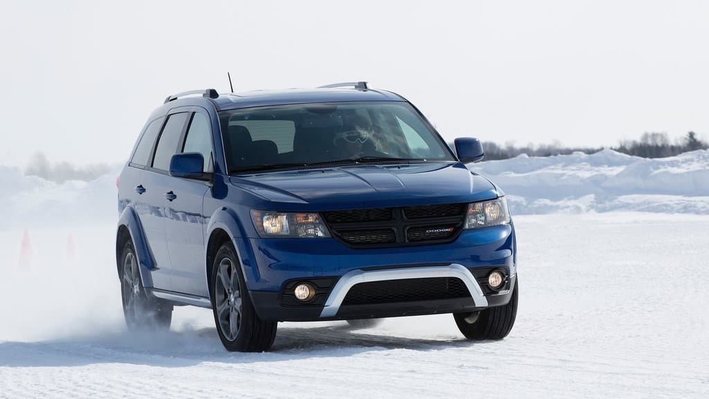 <b>Dodge Journey</b>:
<br>
<br>A pesar del ambiente gélido que se muestra en la imagen, esta crossover mediana de Dodge es construida en una planta de Fiat Chrysler en la localidad de 
<b>Toluca en México</b>. Donde también se construyen versiones del mismo vehículos con emblemas Fiat para su venta en Europa.