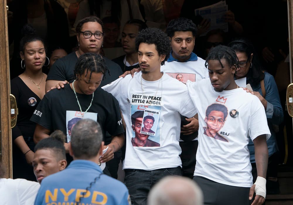 Numerosos amigos del joven acudieron al funeral con camisetas en las que se veía la cara del joven y el lema "Descanse en paz, pequeño ángel". Otros mensajes que se vieron fueron "Siempre 15" o "Aquellos a los que amamos no se marchan".