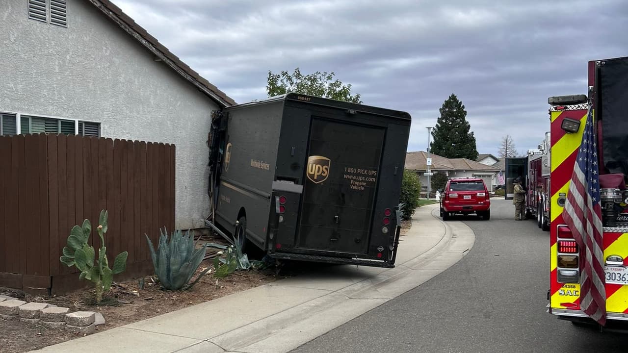 Camión de UPS se incrusta contra el muro de una casa al sur de Sacramento