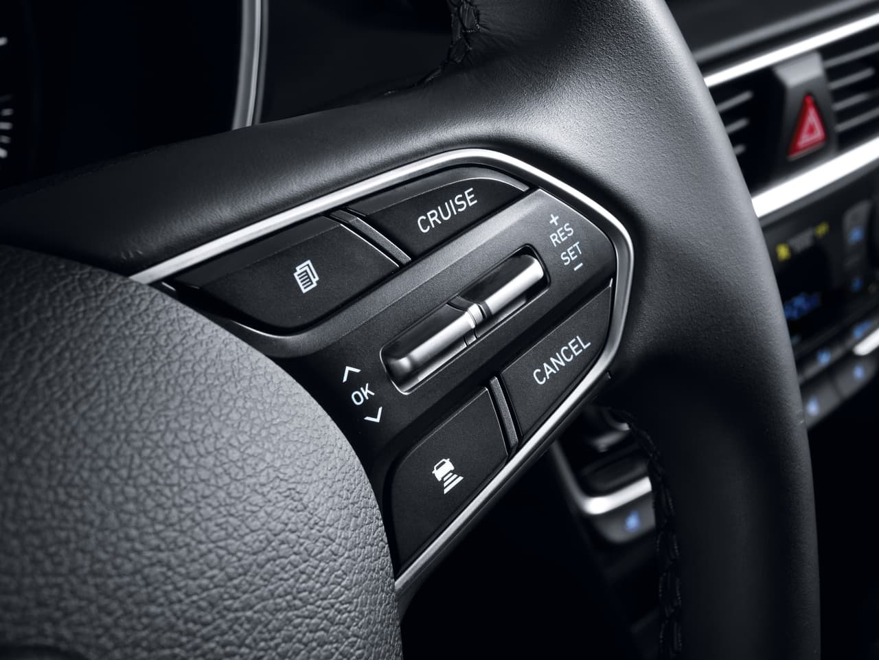 Los
<b> acabados en toda la botonería</b> se ven de gran calidad en la Hyundai Santa Fe 2019.