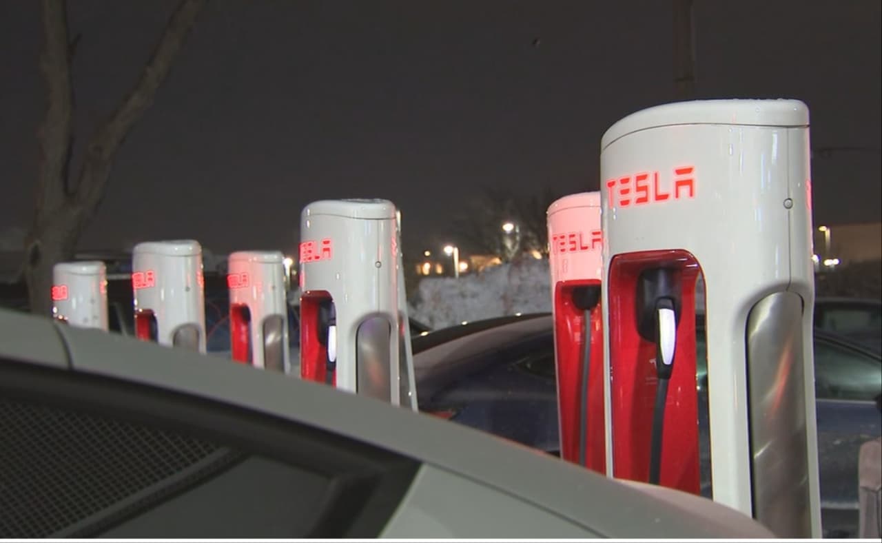 Propietarios señalaron que algunas estaciones de carga no funcionaban y las personas se acumularon en las pocas que estaban dando el servicio.