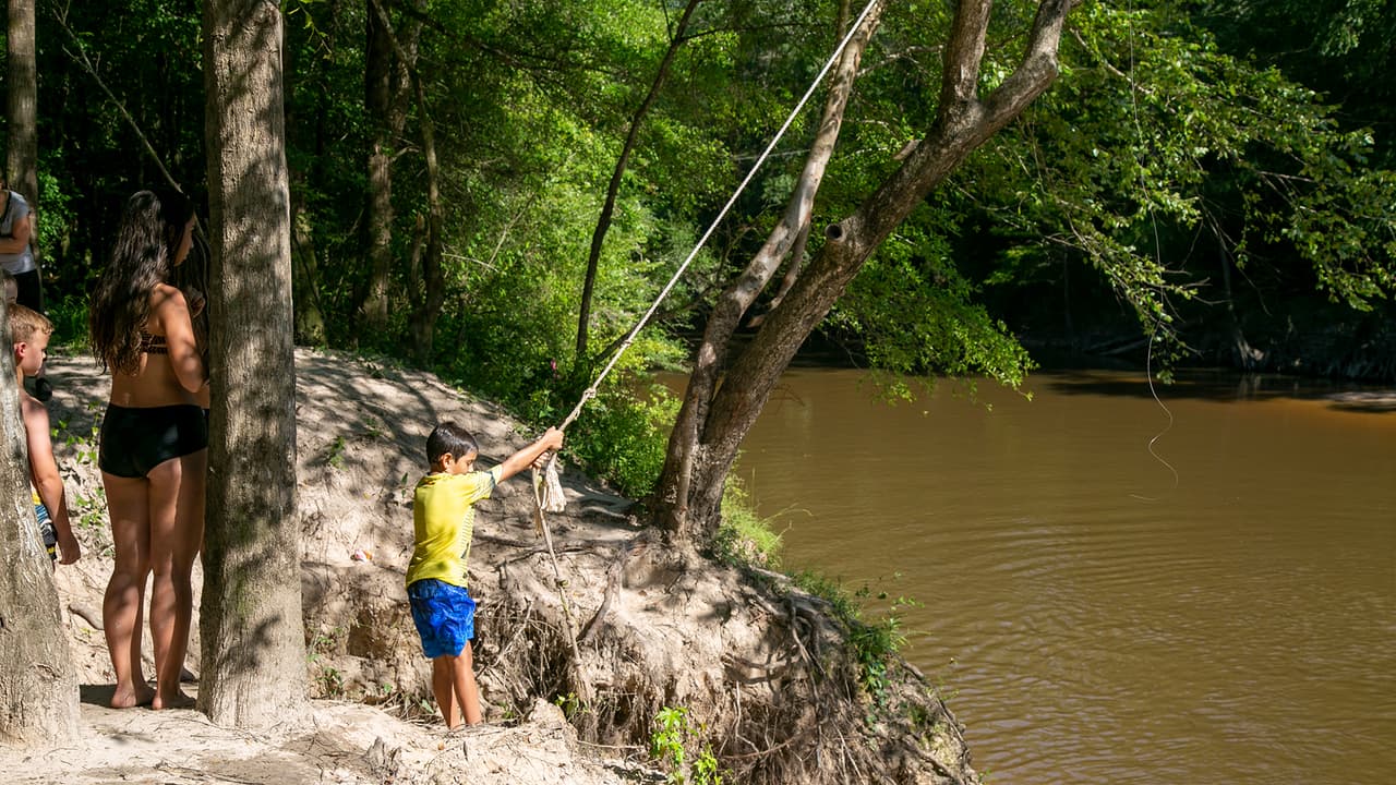 Antes de lanzarse con el lazo, es recomendable que un adulto experto en nadar revise qué tan profundo es el punto del arrollo donde se va a caer y si hay troncos atravesados u otros elementos que puedan causar lesiones. Por lo general solo hay arena.