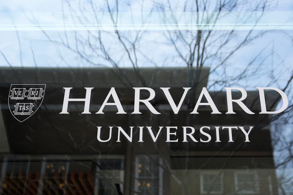 Harvard obtiene protección temporal ante la decisión de gobierno de Trump que le impide inscribir estudiantes internacionales