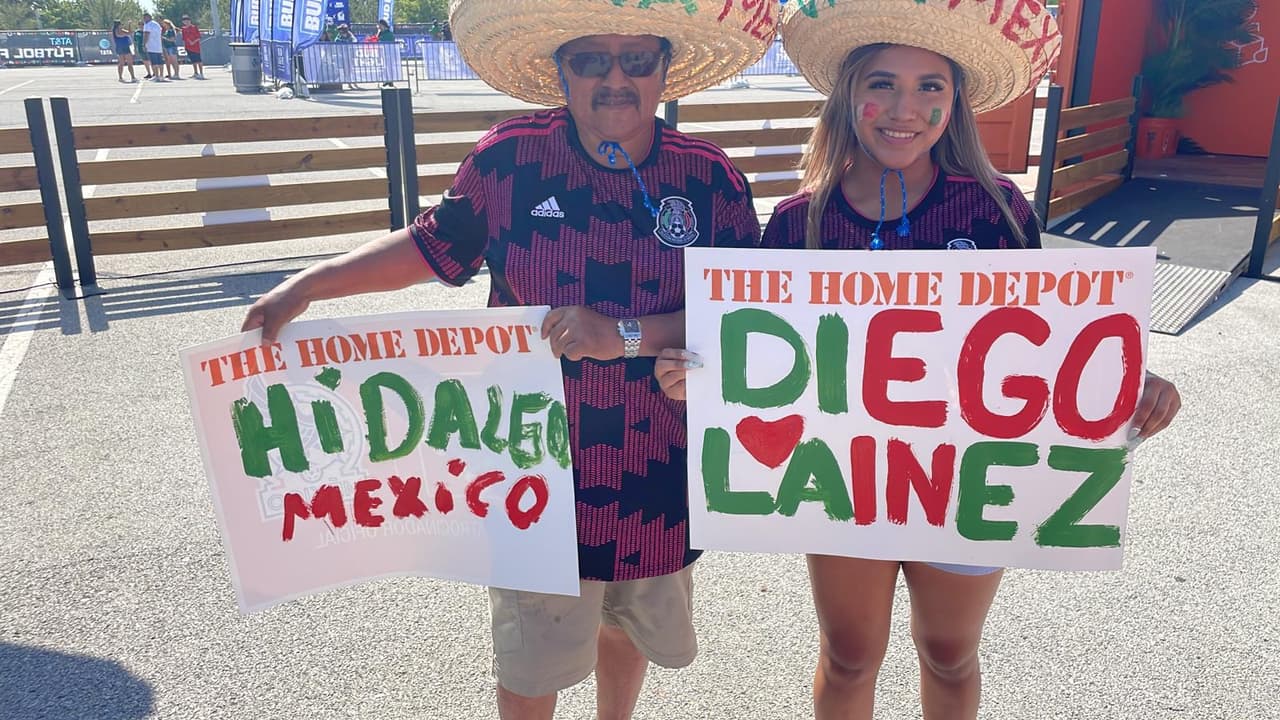 La afición mexicana llegó desde temprano al AT&T Stadium para apoyar a la Selección Mexicana.