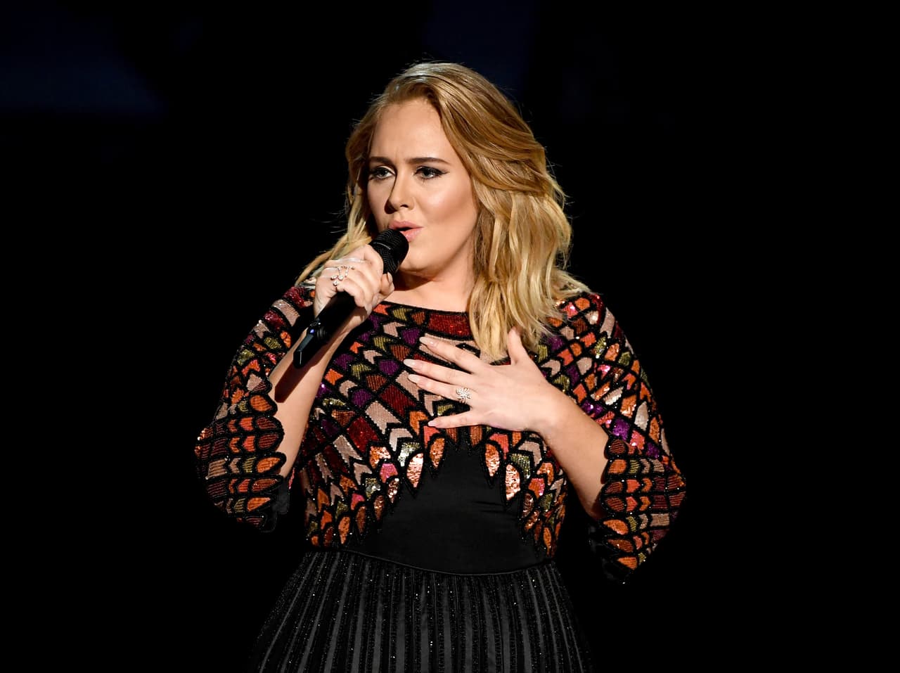Adele abrió el show con una increíble interpretación de 'Hello', el tema que fue reconocido como 'Mejor canción' en esta edición.