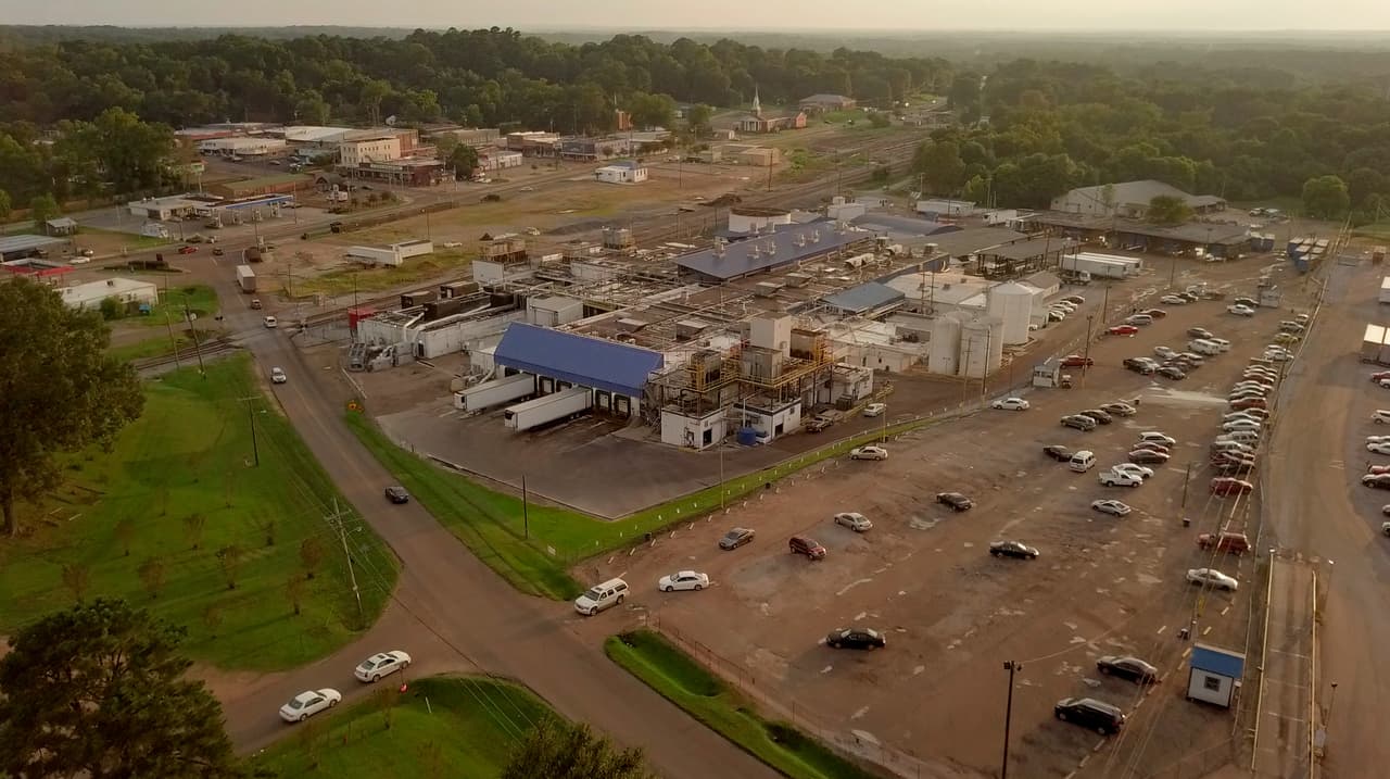 Vista aérea de la planta procesadora de pollos de Koch Foods en Morton, Mississippi.
