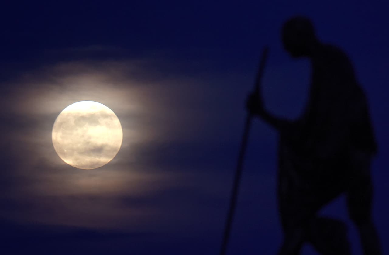 La luna sobre un monumento a Mahatma Ghandi en Chennai, India.