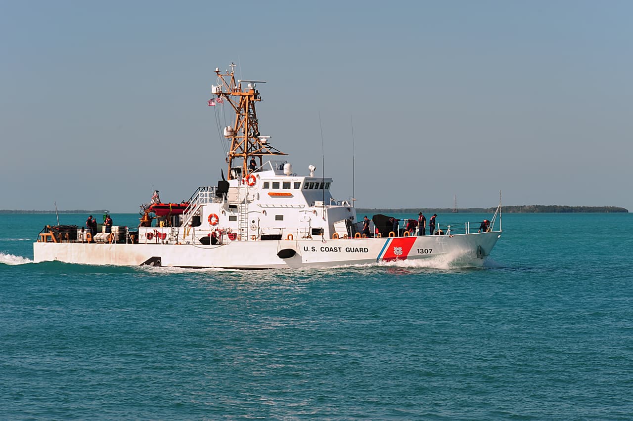Guardia Costera de EEUU busca a inmigrante cubano que cayó al mar