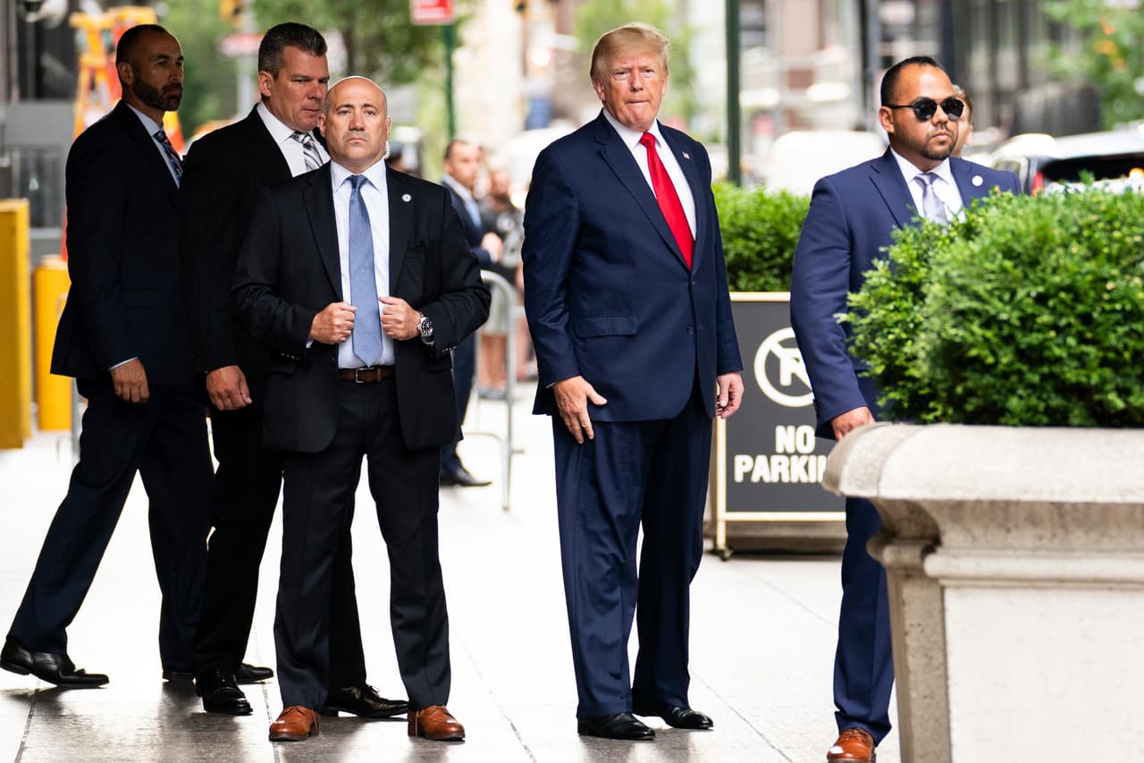 El expresidente Donald Trump sale de la Torre Trump, el miércoles 10 de agosto de 2022, en Nueva York, de camino a la oficina del fiscal general de Nueva York para una declaración en una investigación civil.