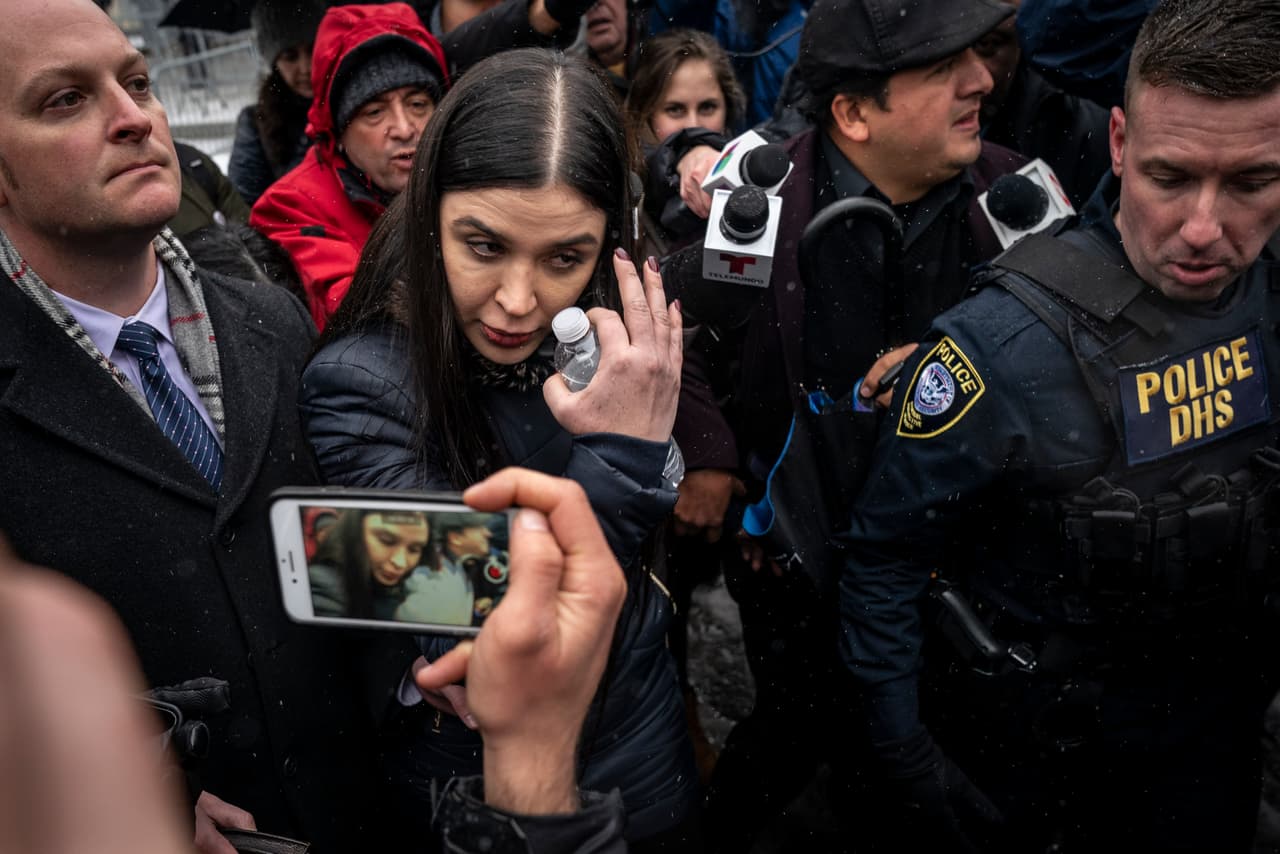 Coronel salió del juzgado con un inexpresivo y fue abordada por los periodistas. 
<a href="https://www.univision.com/noticias/narcotrafico/asi-fue-como-emma-coronel-dejo-de-ser-la-cara-frivola-del-juicio-a-su-esposo-el-chapo">En la recta final del proceso judicial contra Guzmán, había sido señalada por uno de los 13 testigos</a> de haber 
<a href="https://www.univision.com/shows/noticiero-univision/compadre-de-el-chapo-asegura-que-emma-coronel-supuestamente-coordino-la-fuga-del-capo-en-2015-video"><u>ayudado a su marido en una de sus espectaculares fugas. </u></a>Además fue mencionada un par de veces en las evidencias presentadas por las autoridades estadounidenses.