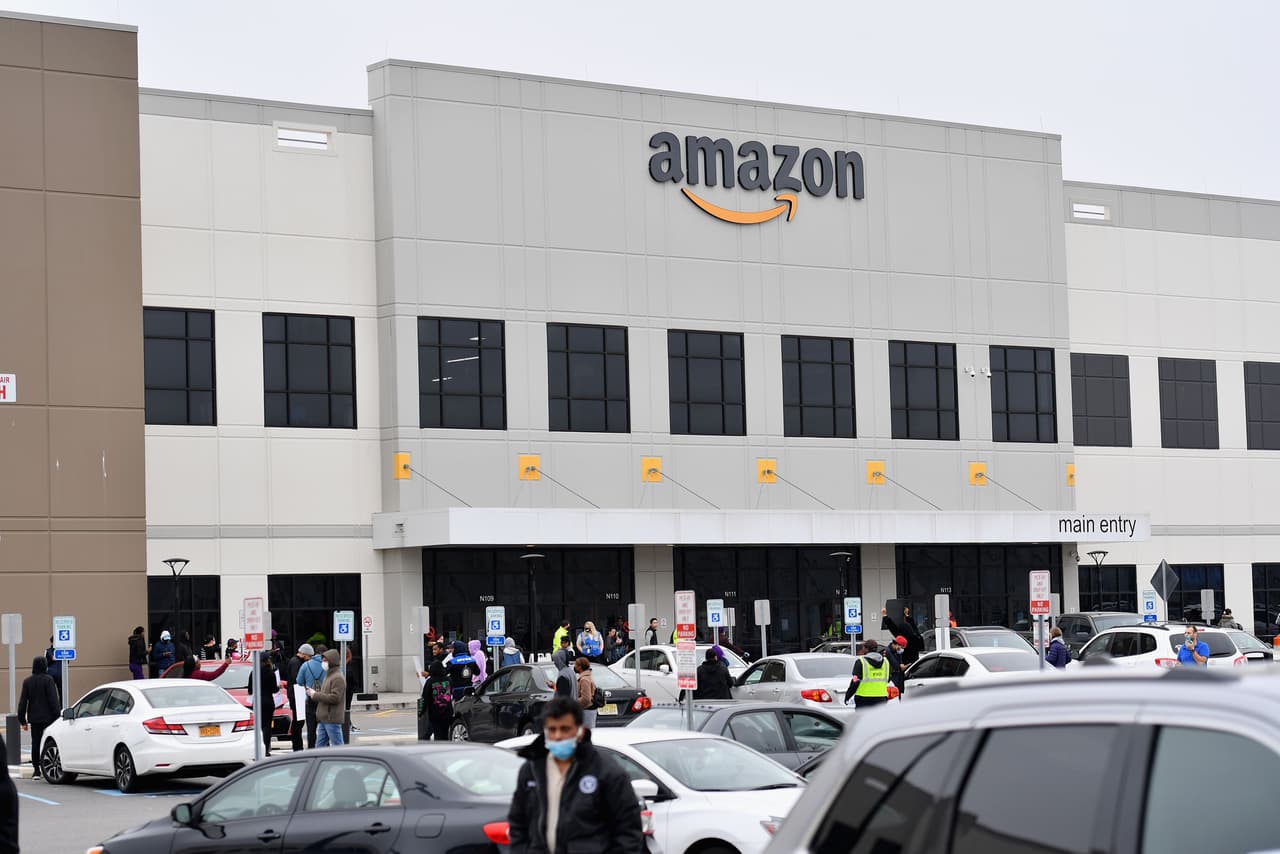 Adolescente atropella y mata a una trabajadora de Amazon en Staten Island