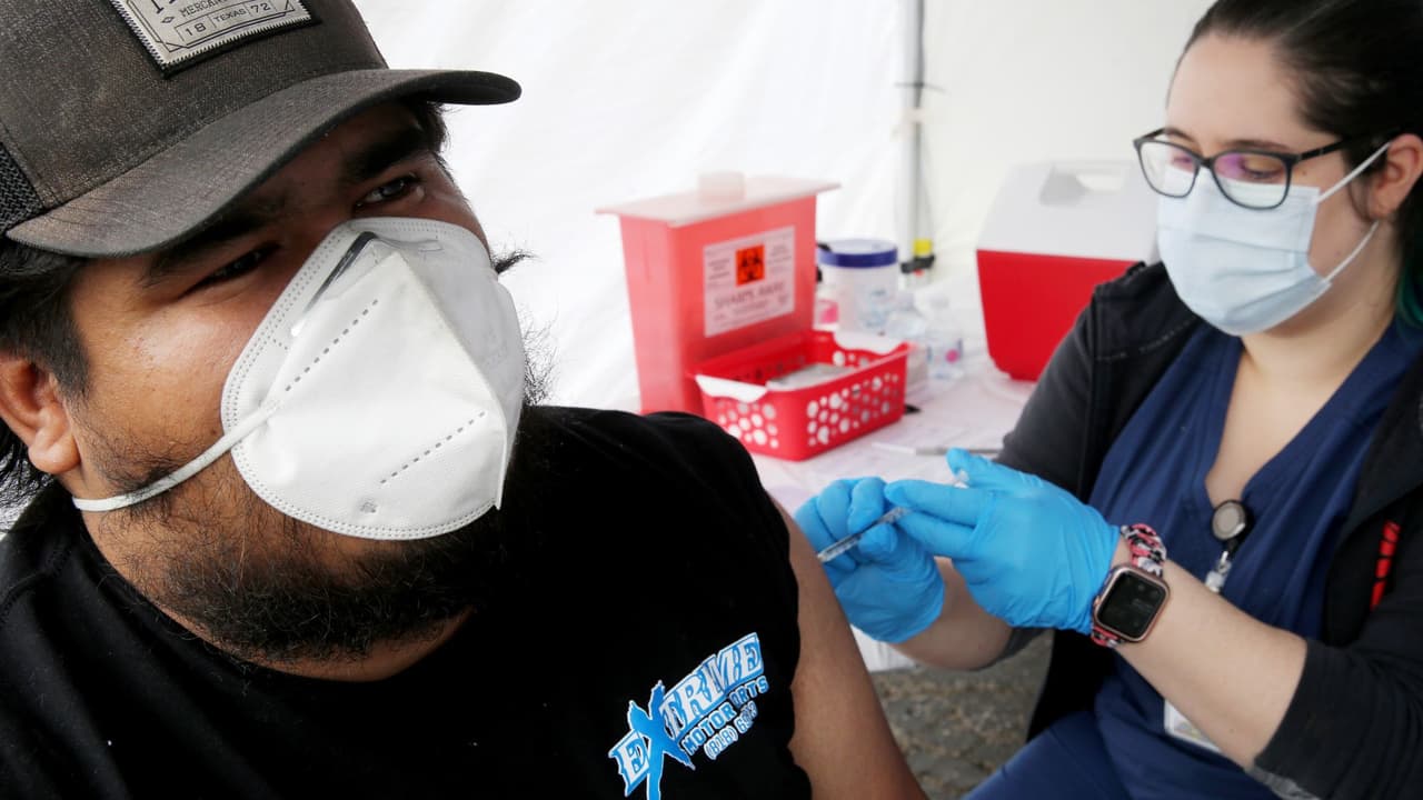 Cierran dos centros de vacunación contra COVID-19 en el condado de Orange por la disminución de contagios 