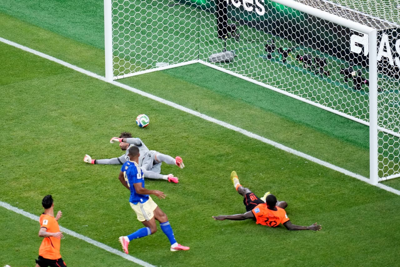 Otro ángulo del segundo gol de Holanda.