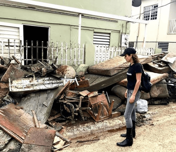 Ella decidió no quedarse de brazos cruzados y viajó desde Nueva York con rumbo a la isla para verificar que la ayuda realmente llegue a quienes más lo necesitan.