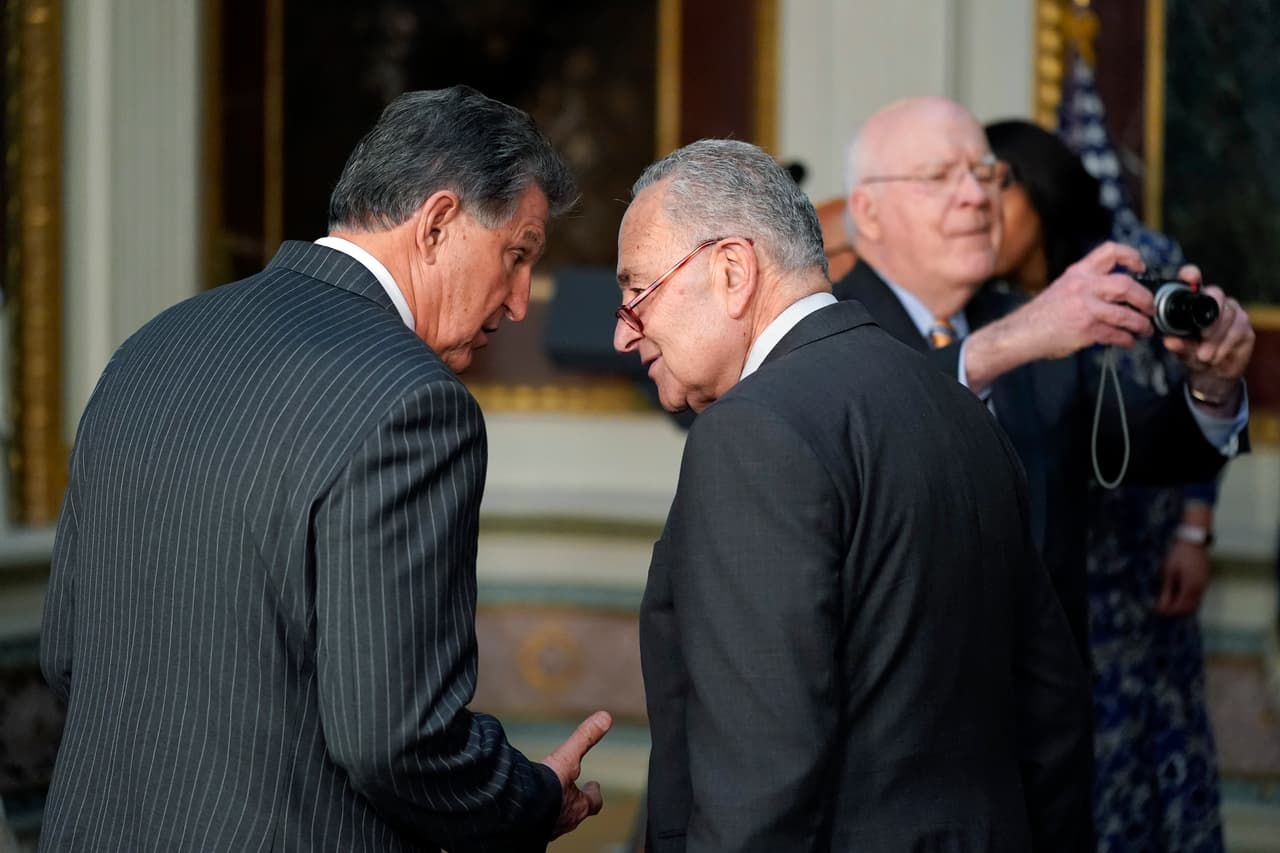 Pacto entre Manchin y Schumer revive la posibilidad de incorporar enmiendas sobre inmigración