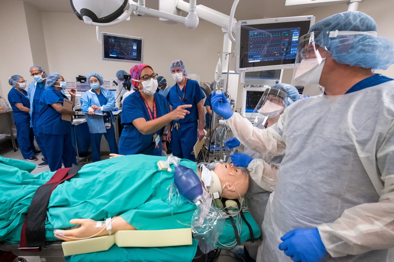 Doctores y
<a href="https://www.univision.com/local/los-angeles-kmex/coronavirus-enfermera-hispana-duerme-en-el-garaje-de-su-casa-para-proteger-a-su-familia">enfermeras</a> del Grupo de Trabajo Perioperatorio
<a href="https://www.univision.com/temas/coronavirus">COVID</a> en el Centro Médico LAC + USC realizaron un simulacro para evaluar el control de infecciones, el equipo, la comunicación, el flujo de trabajo y el transporte de atención al paciente, todo en tiempo real.