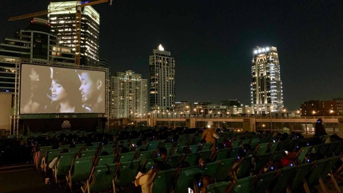Este sí que es un cine de altura: queda en la azotea de un edificio en Galleria y las películas son al aire libre. La pantalla gigante está instalada en la azotea de un edificio comercial en Houston, donde los cinéfilos disfrutan de sus películas favoritas y a su vez pueden contemplar el paisaje urbano y las estrellas. 
<a href="https://www.univision.com/local/houston-kxln/este-si-que-es-un-cine-de-altura-queda-en-la-azotea-de-un-edificio-en-galleria-y-las-peliculas-son-al-aire-libre-fotos">Descúbrelo aqui. </a>