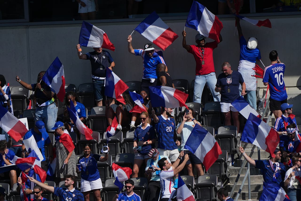 Aficionados de Francia vitorean antes del partido de octavos de final del Mundial de fútbol contra Paraguay en Filadelfia, el sábado 4 de julio de 2026.