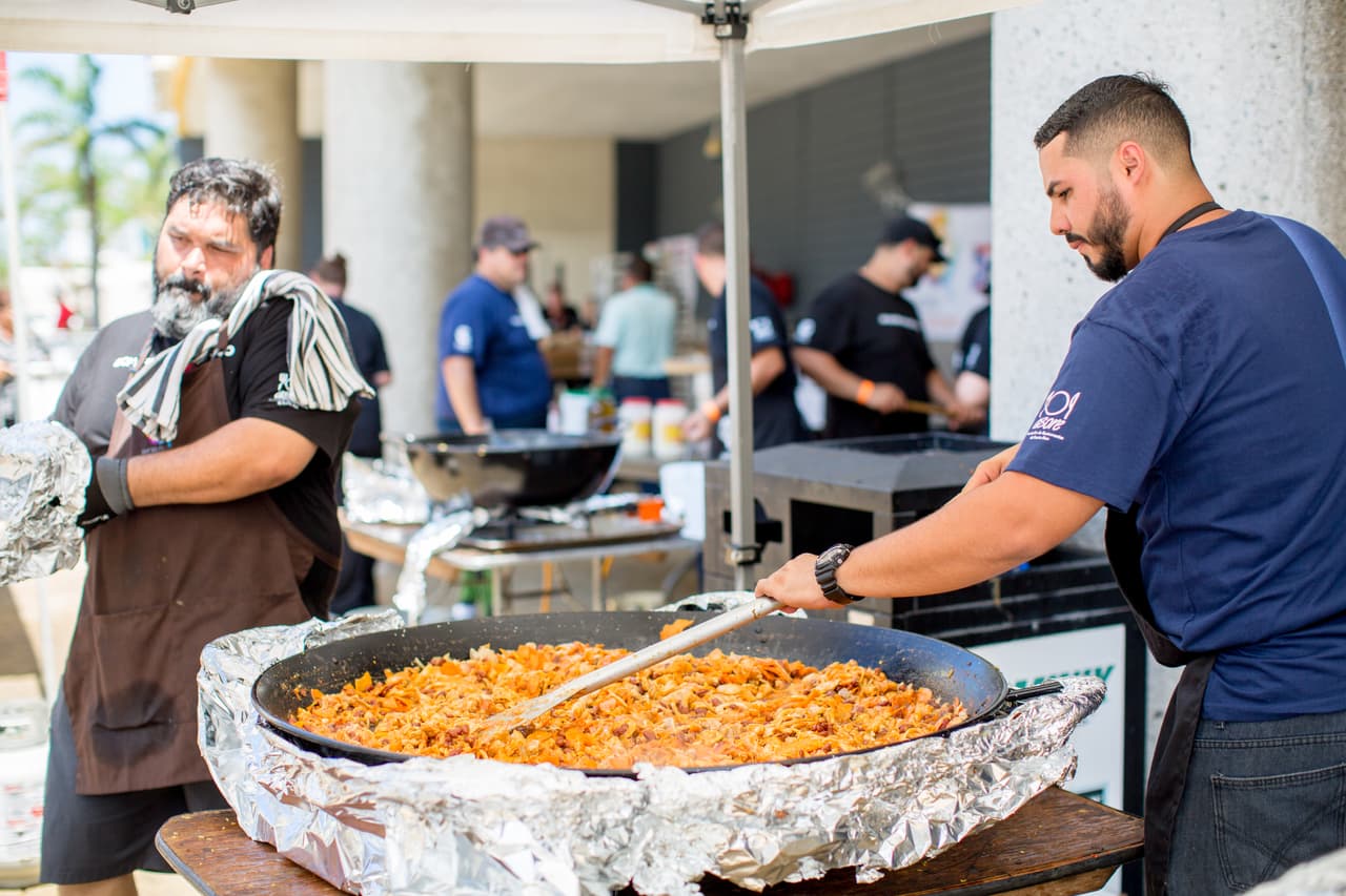 Cinco grandes paelleras estaban encendidas al mismo tiempo. Uno de los chefs que ha liderado esta iniciativa es el español José Andrés, conocido por su apoyo a la comunidad hispana.