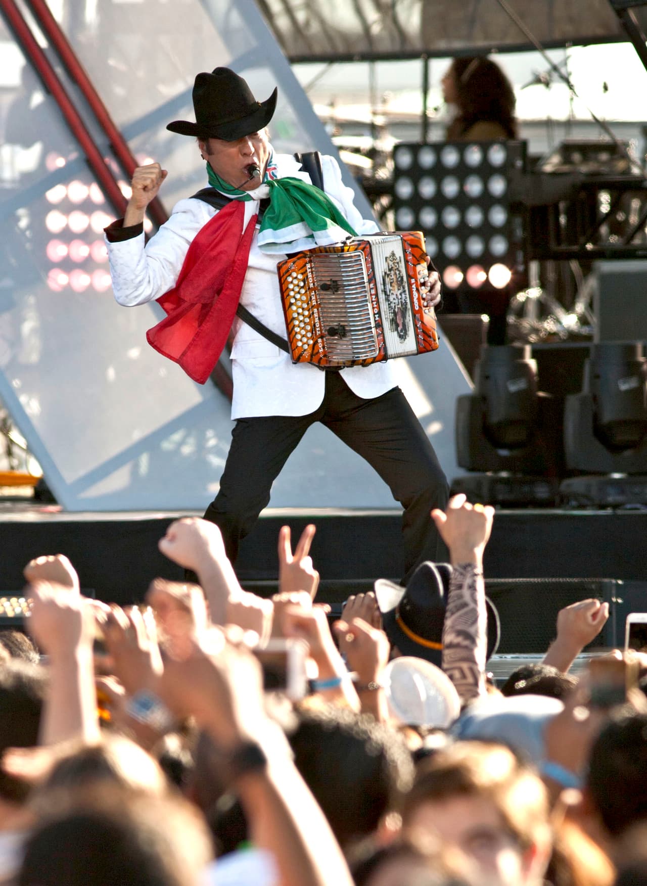 “Siempre estamos atentos a lo que está ocurriendo y, ahora que está esta nueva etapa que se vino tan difícil, pues estamos todavía más unidos con todas las organizaciones de los Estados Unidos”, dijo Jorge Hernández, acordeonista de la agrupación.