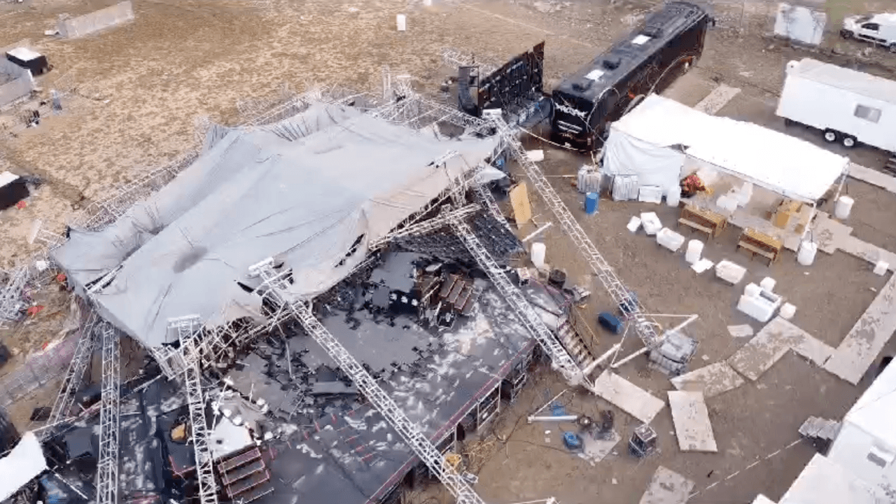 El escenario donde estaban
<b>miembros del partido Movimiento Ciudadano <a href="https://www.univision.com/noticias/en-un-minuto-al-menos-9-personas-mueren-al-desplomarse-un-escenario-en-un-evento-politico-en-mexico-video" target="_blank">colapsó durante la noche del 22 de mayo</a></b>, en el municipio de San Pedro.