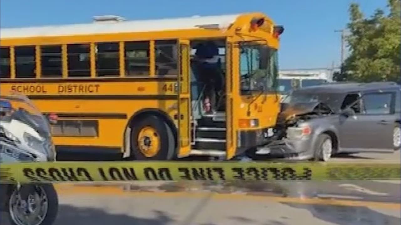 Con estudiantes a bordo: autobús escolar choca contra auto en Sanger