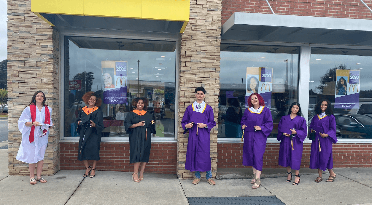 La emotiva ceremonia de graduación que un McDonald's de Carolina del Norte brindó a sus empleados