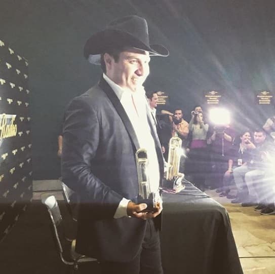 Y fue en Guadalajara, Jalisco, donde Julión recibió su reconocimiento de Premios de la Radio. El cantante se mostró agradecido con el público que lo ha estado apoyando en Estados Unidos a pesar de que no puede pisar el país.