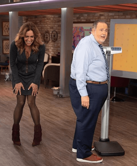 Y es que el conductor se introdujo en un régimen alimenticio para cumplir su meta de este año que es perder 40 libras (18 kilos), lo que se ha notado en su físico.