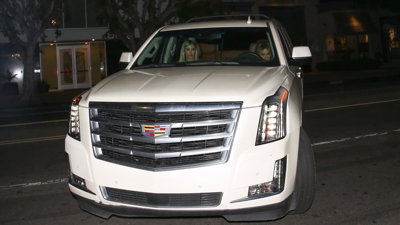 <h3 class="cms-h3-H3">Caitlyn Jenner - Cadillac Escalade </h3>
<br>
<br>En esta imagen podemos ver a Caitlyn detrás del volante de una
<b> Cadillac Escalade</b> blanca, llegando a la fiesta de cumpleaños de una de sus hijas. Aparte del gran estilo y del prestigio que acarrea un nombre como Cadillac, la Escalade está equipada con un enorme motor V8 de 6.2 litros de desplazamiento que genera 420 caballos de fuerza y un modelo bien equipado como no dudamos que es el que posee Jenner puede llegar a superar la barrera de los 100,000 dólares.