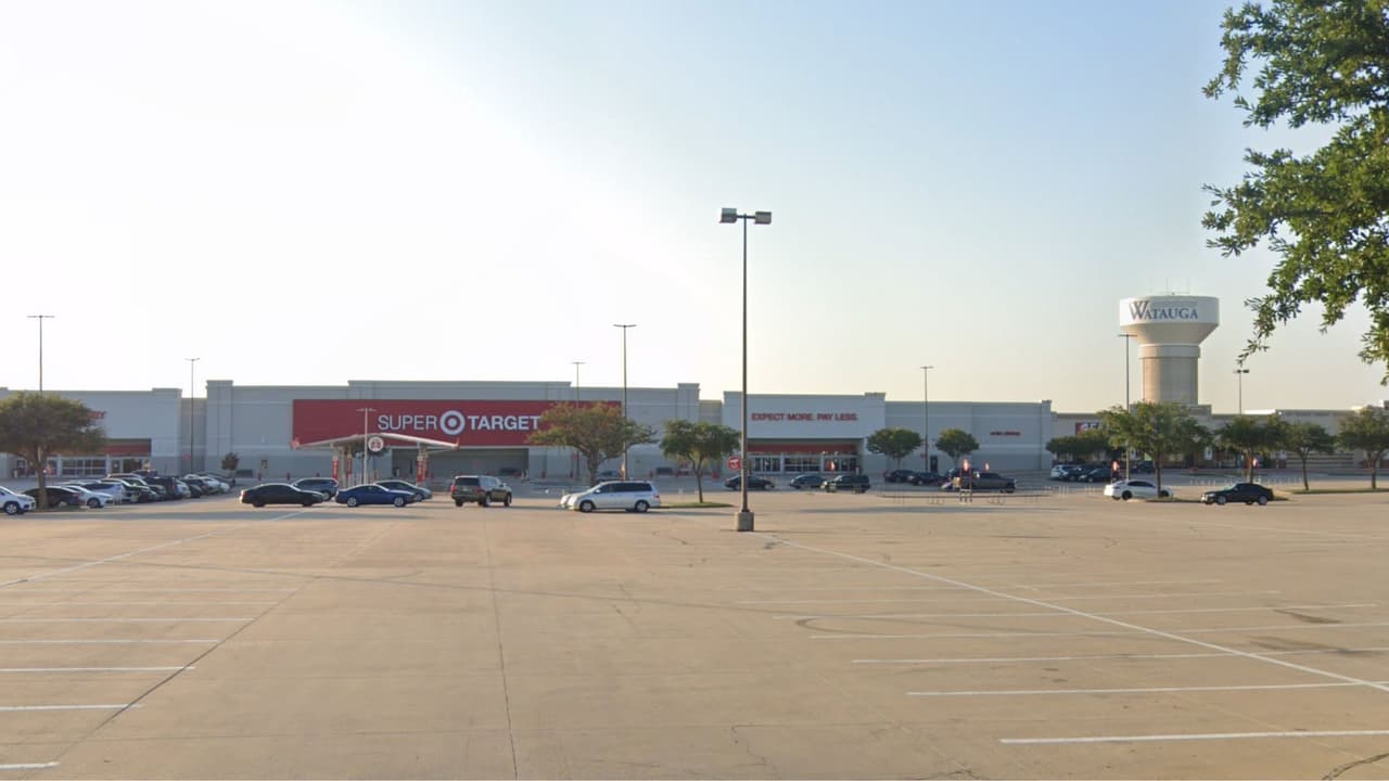 Fachada de la tienda Target en 8000 Denton Highway, donde empleados denunciaron que Winston Love robó productos y huyó.