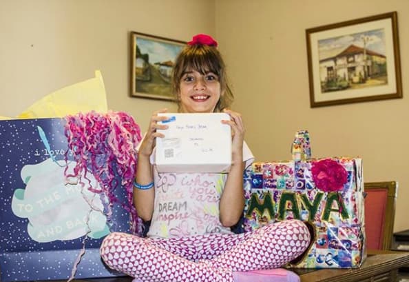 Tiene una cuenta de Instagram donde comparte fotos y mensajes de amor para sus papás.