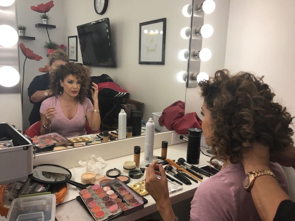 Karla Martínez cuidó todos los detalles para sorprendernos con su look.