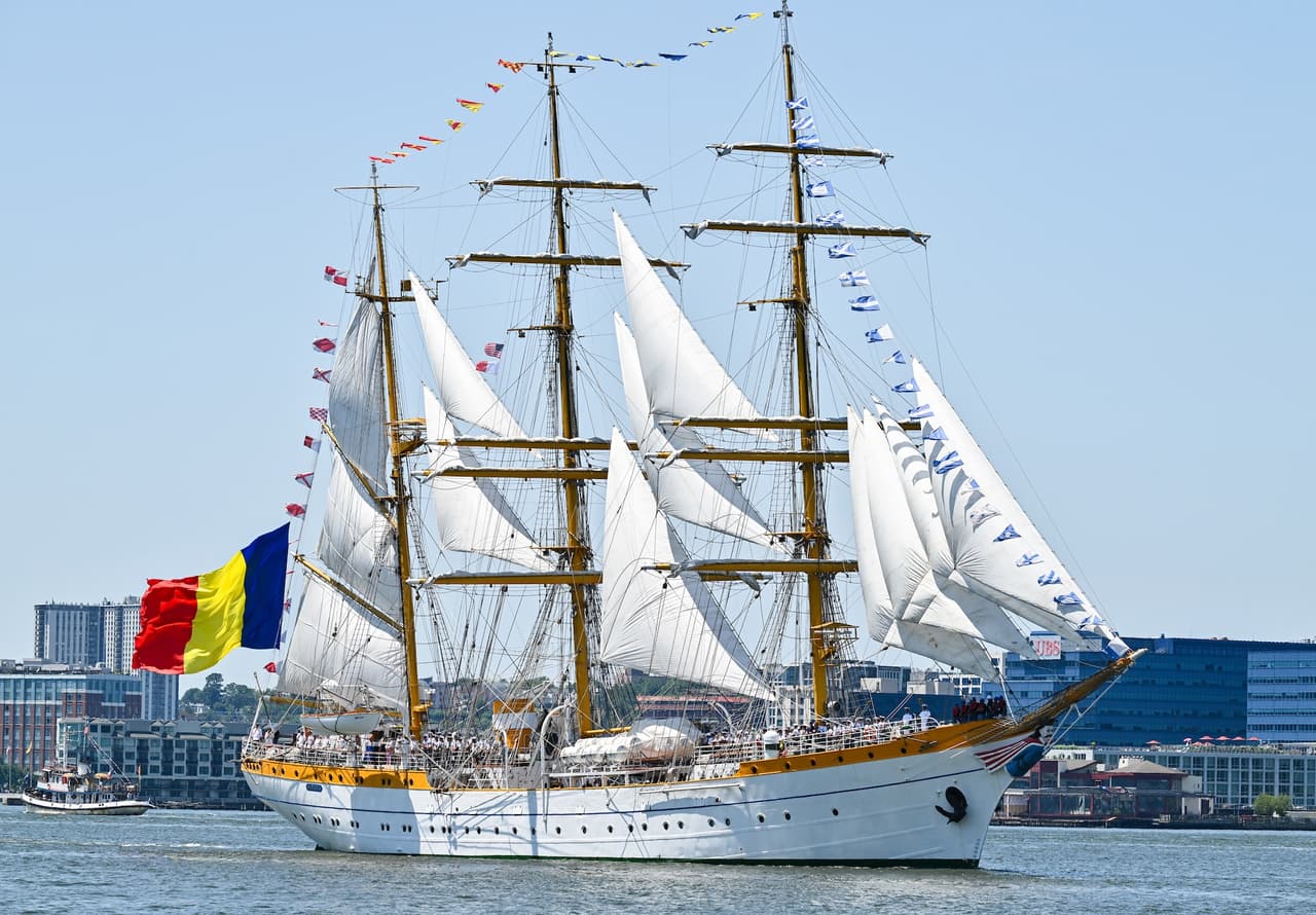 El NMS Mircea de Rumania recorre las aguas del río Hudson.