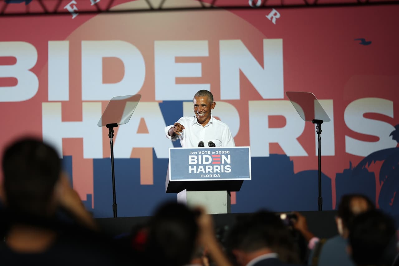 El expresidente Barack Obama habla en un evento de apoyo a Joe Biden celebrado en la Universidad Interancional de la Floirida (FIU) en Miami, un día antes de las elecciones presidenciales del 3 de noviembre.