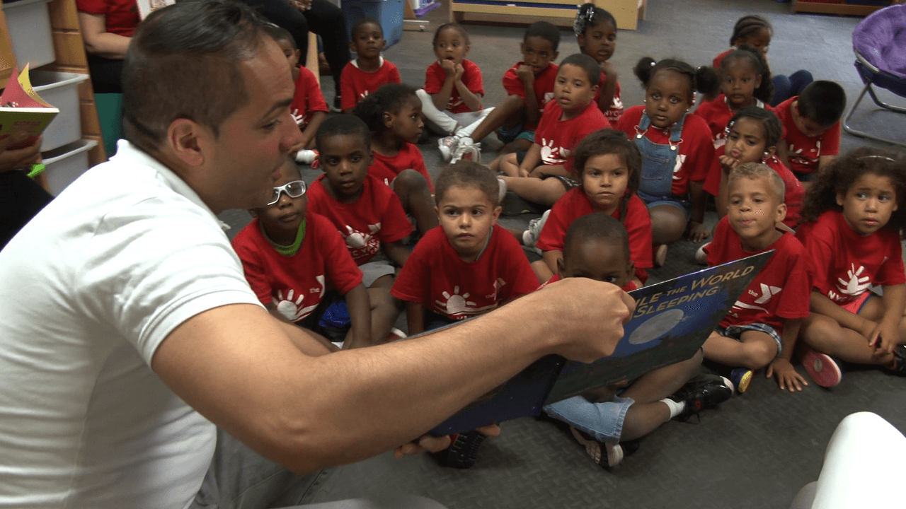 El locutor de La X tuvo la oportunidad de compartir con los niños en el Día de Lectura del campamento.