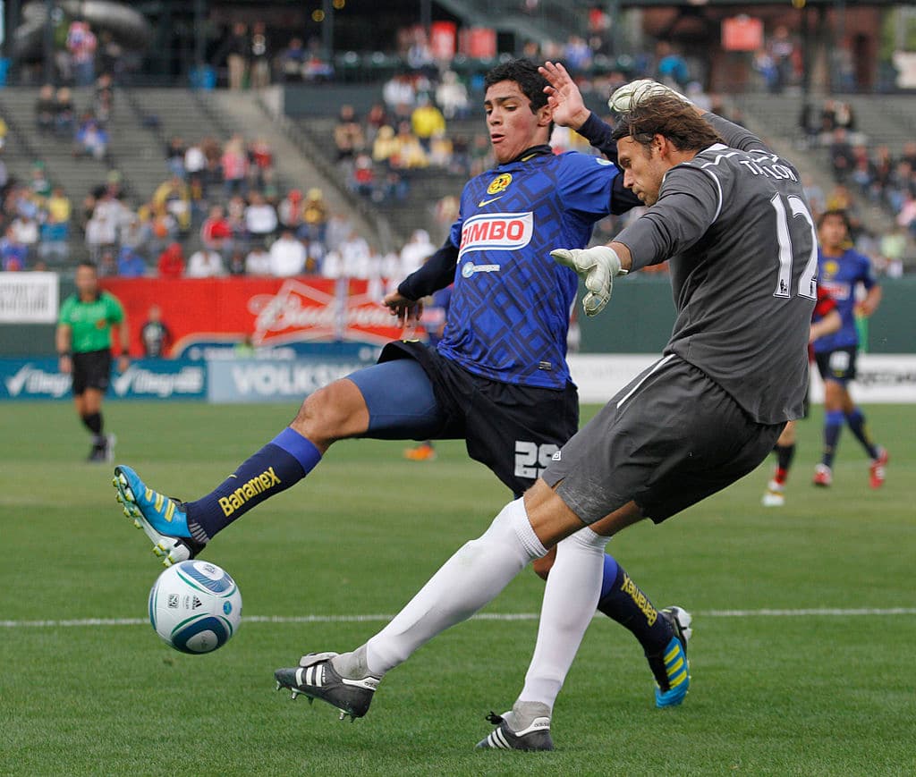 Cuando Raúl pasó del América al Atlético de Madrid, el conjunto colchonero desembolsó 12.4 millones de dólares por el delantero mexicano.