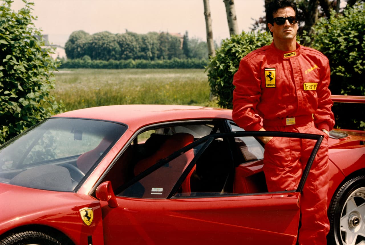 Sin lugar a dudas, el F40 se convirtió en ‘el carro a tener’, no solo por los afortunados con la capacidad económica para comprar uno, sino también por las celebridades más populares del momento como estrellas de Hollywood (Silvester Stallone, AKA. Rocky Balboa)…
<br>