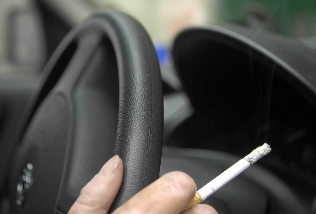 Fumar en el carro cuando hay niños dentro podría costarte hasta 60 mil dólares en multas