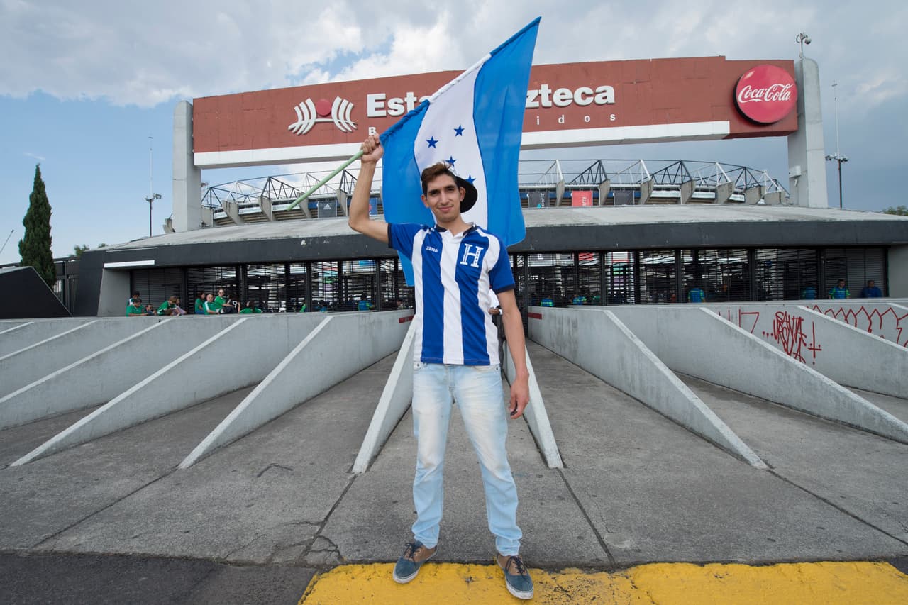 Aficionados de México y Honduras se dieron cita en el Estadio Azteca para apoyar a su selección. Gorros, penachos, sombreros y maquillaje fue sólo una parte del folclor.