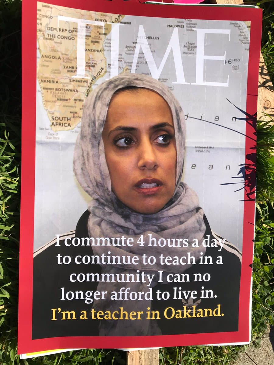 El mensaje de esta pancarta aprovechó para reflejar la problemática del alto costo de las rentas en la ciudad. "Viajo 4 horas cada día para seguir enseñando en una comunidad en la que ya no me alcanza para vivir. Soy una maestra en Oakland".