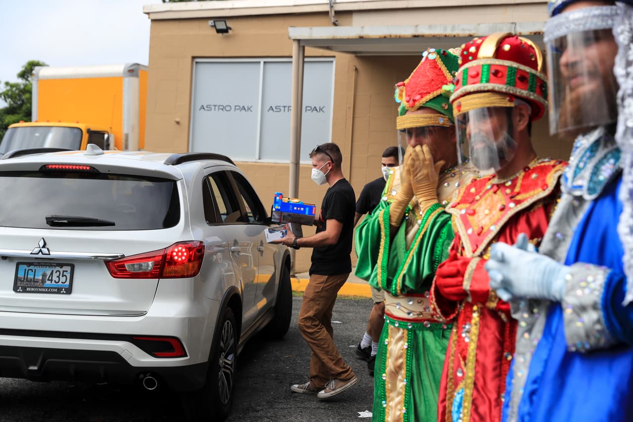 Reyes Magos entregan regalos en Bayamón
