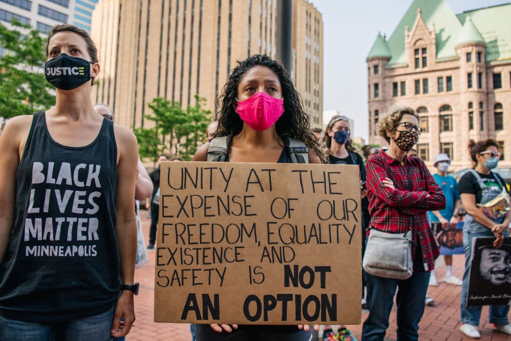 Floyd fue asesinado por el entonces agente de la policía de Minneapolis Derek Chauvin el 25 de mayo de 2020, un suceso que supuso
<b>un histórico punto de inflexión</b> en la conversación sobre discriminación racial y abusos policiales en EEUU.
<br>