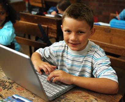 De acuerdo con el Departamento de Educación, aunque no todos lo niños aprenden al mismo paso, la mayoría de ellos puede leer a los 7 años. Algunos tardan un poco más que otros, algunos necesitan más ayuda o pueden tener sus "lecturas favoritas". Pero cuando los niños reciben la ayuda y apoyo adecuados desde muy temprano, las dificultades que pueden desarrollarse más tarde en la vida se pueden evitar.