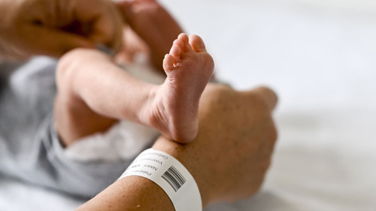 Madre lanza a su bebé por la ventana desde un tercer piso: intentaba ponerlo a salvo de un incendio