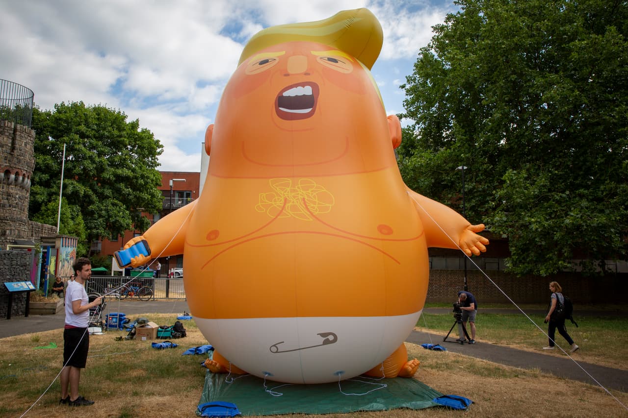 Entre otras cosas, los manifestantes británicos 
<a href="https://www.univision.com/noticias/politica/trump-bebe-ya-tiene-el-permiso-para-elevarse-sobre-londres-en-protesta-contra-la-visita-del-presidente" target="_blank">desplegarán un inflable gigante de un bebé llorando con un celular en la mano llamado 'Trump baby</a>'. El alcalde de Londres, Sadiq Khan, quien tiene un enfrentamiento con Trump desde hace años por comentarios islamofóbicos de Trump, fue quien aprobó que 
<a href="https://www.univision.com/noticias/politica/trump-bebe-ya-tiene-el-permiso-para-elevarse-sobre-londres-en-protesta-contra-la-visita-del-presidente" target="_blank">el dirigible gigante de Trump bebé vuele sobre el Parlamento durante la visita del jefe de Estado</a>.